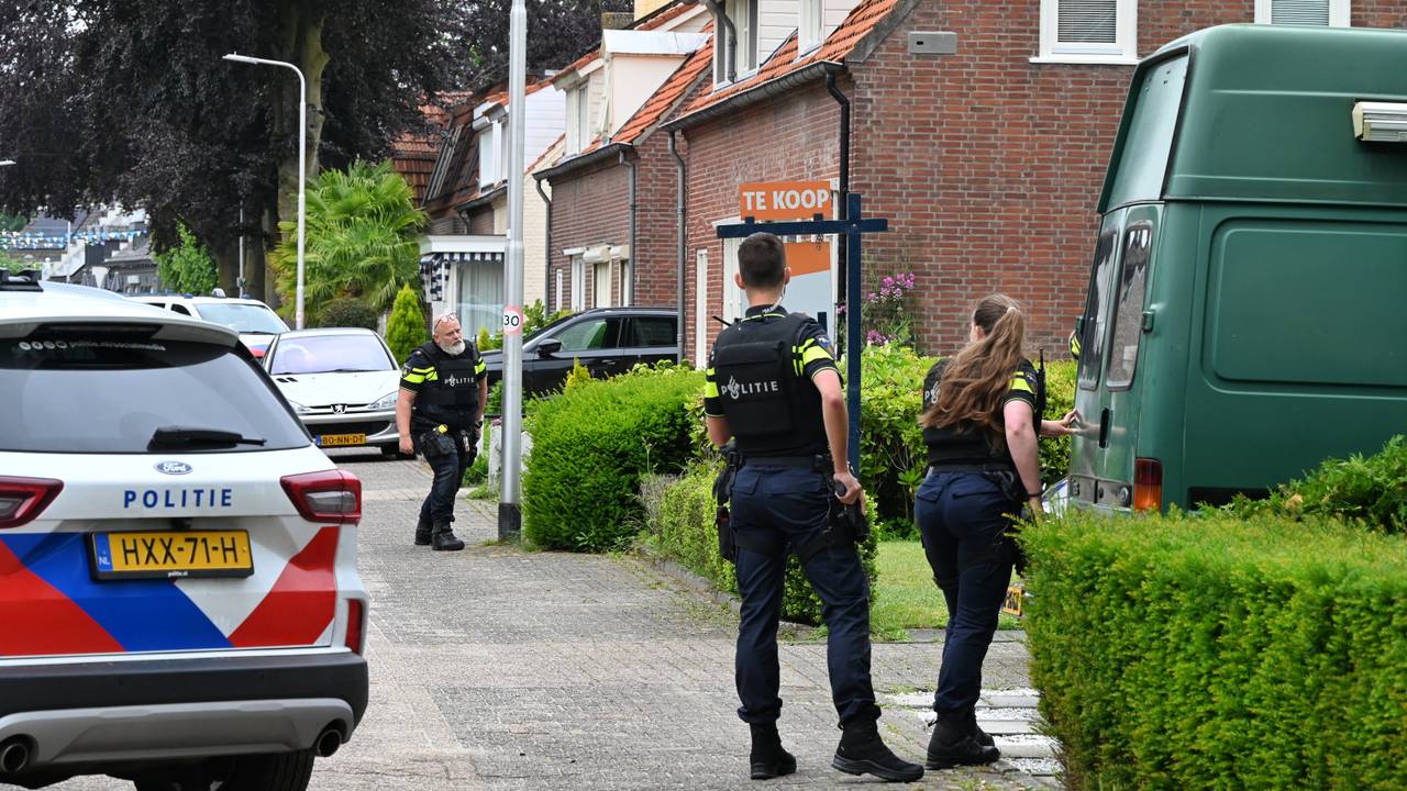 De politie bij het huis in Berkel-Enschot (foto: Toby de Kort/Persbureau Heitink).