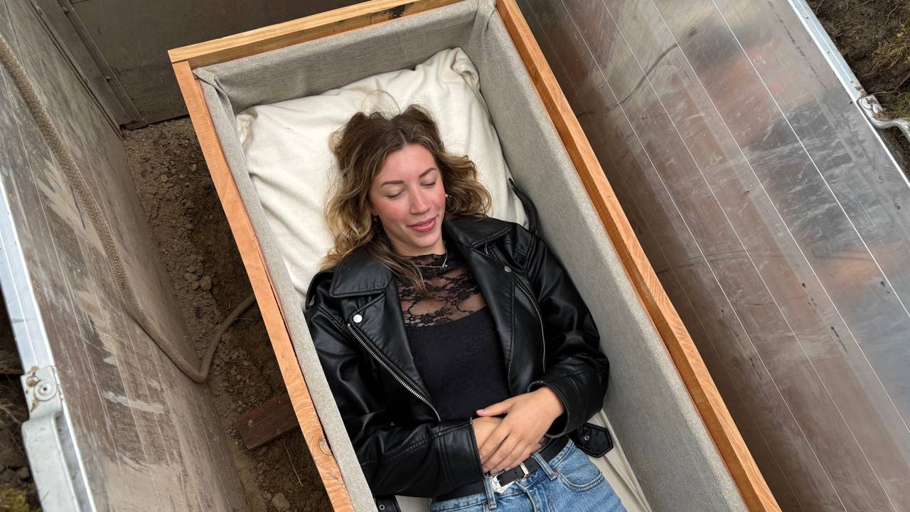 Babbe Schuiten ligt in een kist in een grafkelder tijdens de open dag van uitvaartorganisatie Zuylen in Breda (foto: Ruud Ritzen).