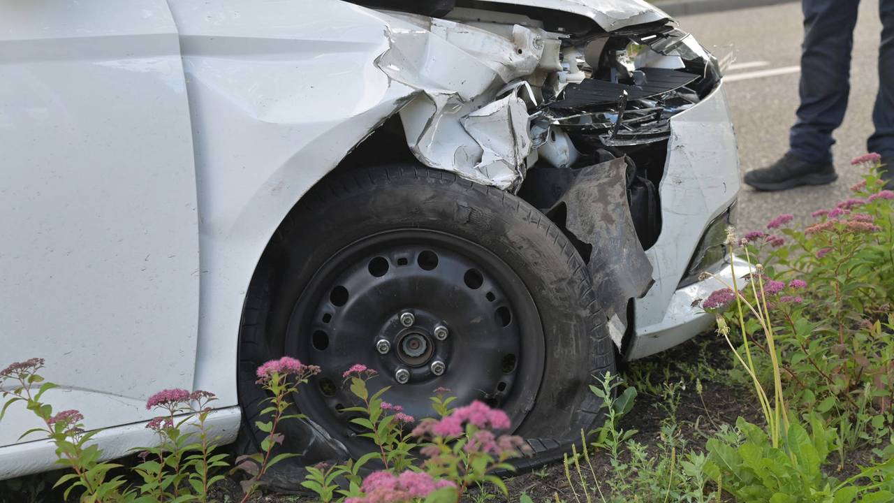 Auto's botsen op elkaar op kruispunt in Etten-Leur