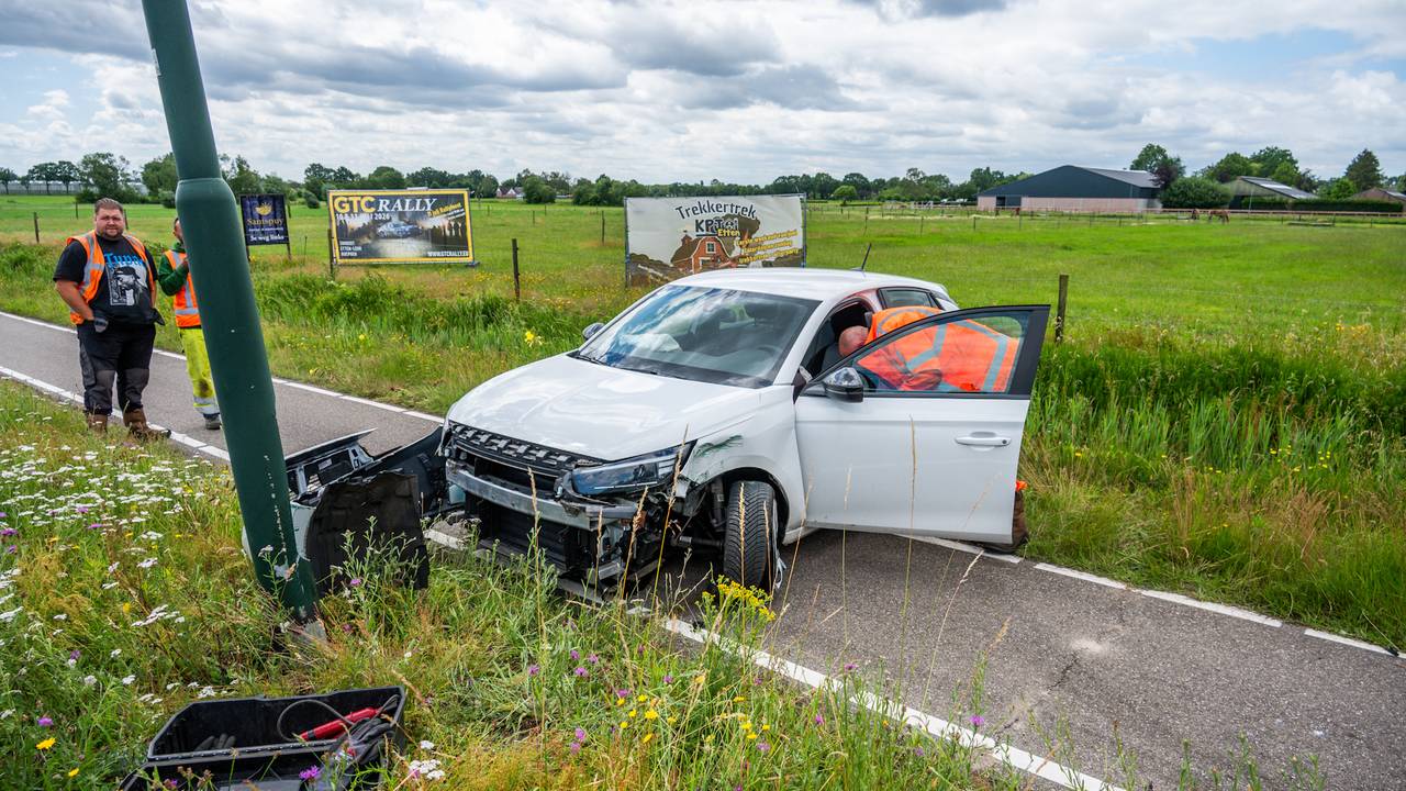 Auto botst tegen lantaarnpaal in Etten-Leur (foto: Persbureau Heitink).