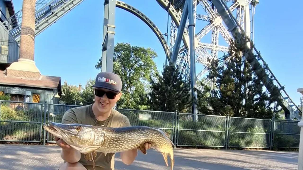 Ryan ving enorme snoek in de vijver van de Efteling (foto: Looopings/ryans.fishing.adventures).