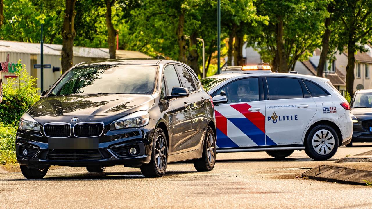 De auto had wat schade aan de kentekenplaat (foto: Lucas Lammers / Persbureau Heitink).