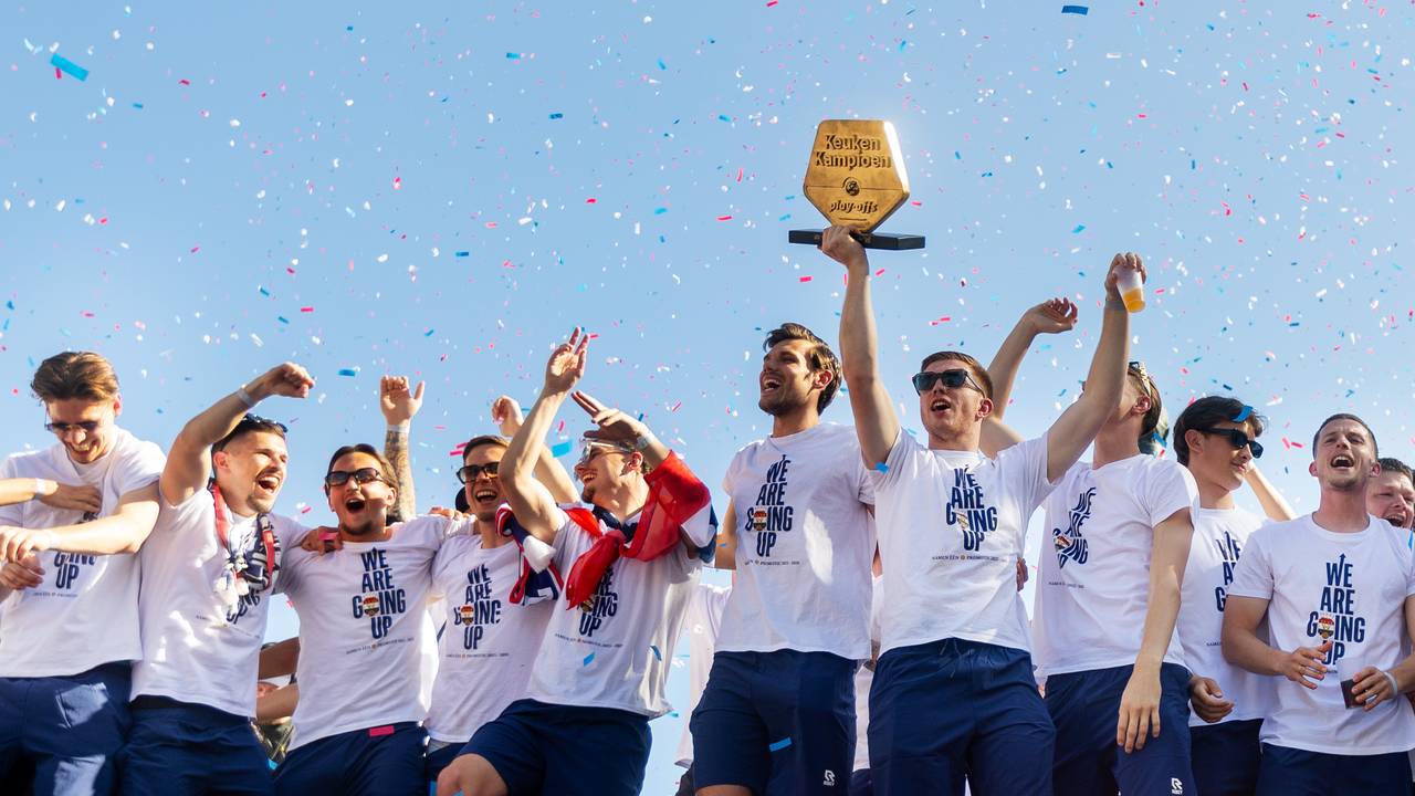 De spelers van Willem II tijdens de huldiging op de Heuvel in Tilburg na hun promotie (foto: Iris van den Broek / ANP)