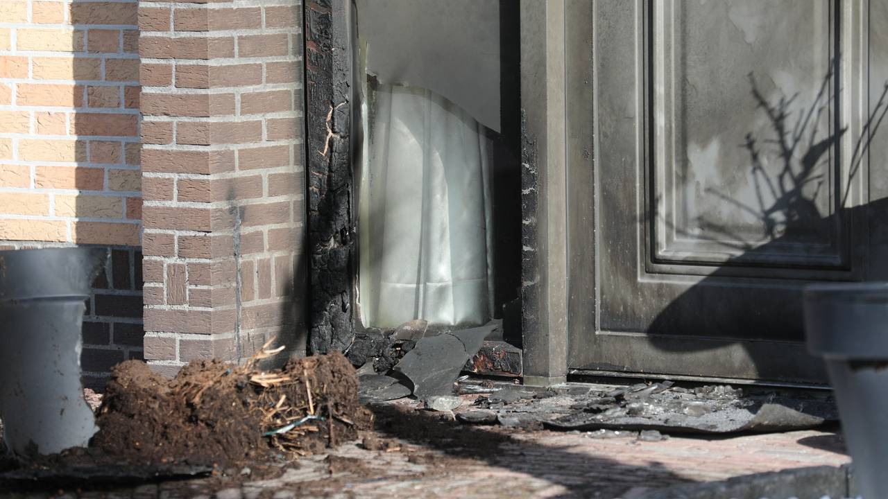 Vuurwerkbom gegooid tegen een woning in Sint Willebrord (foto: Christian Traets/Persbureau Heitink).
