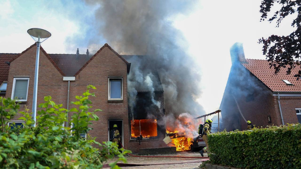 Vlammen slaan uit huis in Uden, veel rook in omgeving