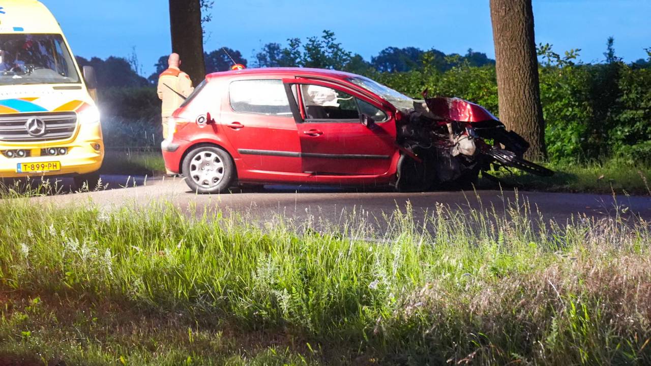 Automobilist rijdt tegen boom in Beek en Donk en raakt zwaar gewond