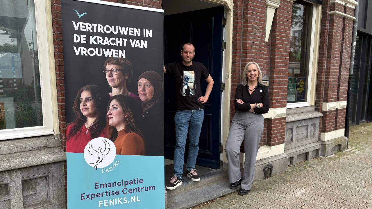 Veerle Slegers en Laurens Kleijntjens van Feniks voor het nieuwe pand (foto: Pieter Soethout)