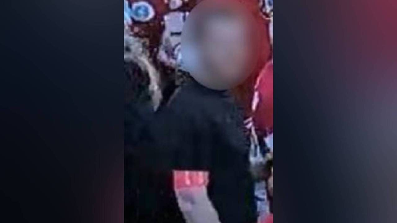 Gegooid vuurwerk met gewonde (16): deze man wordt nog gezocht (foto: politie).