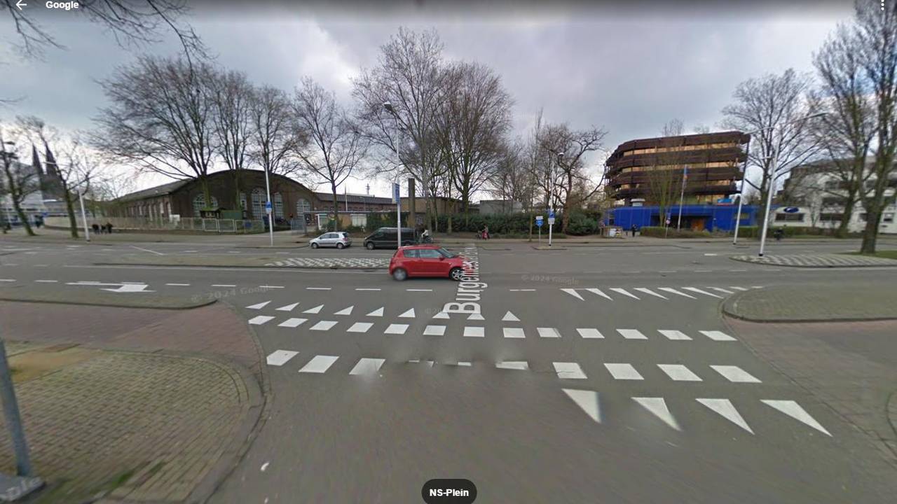 De kruising tussen het NS-plein en waar nu de Burgemeester Broxlaan is in 2009 (foto: Google Maps).