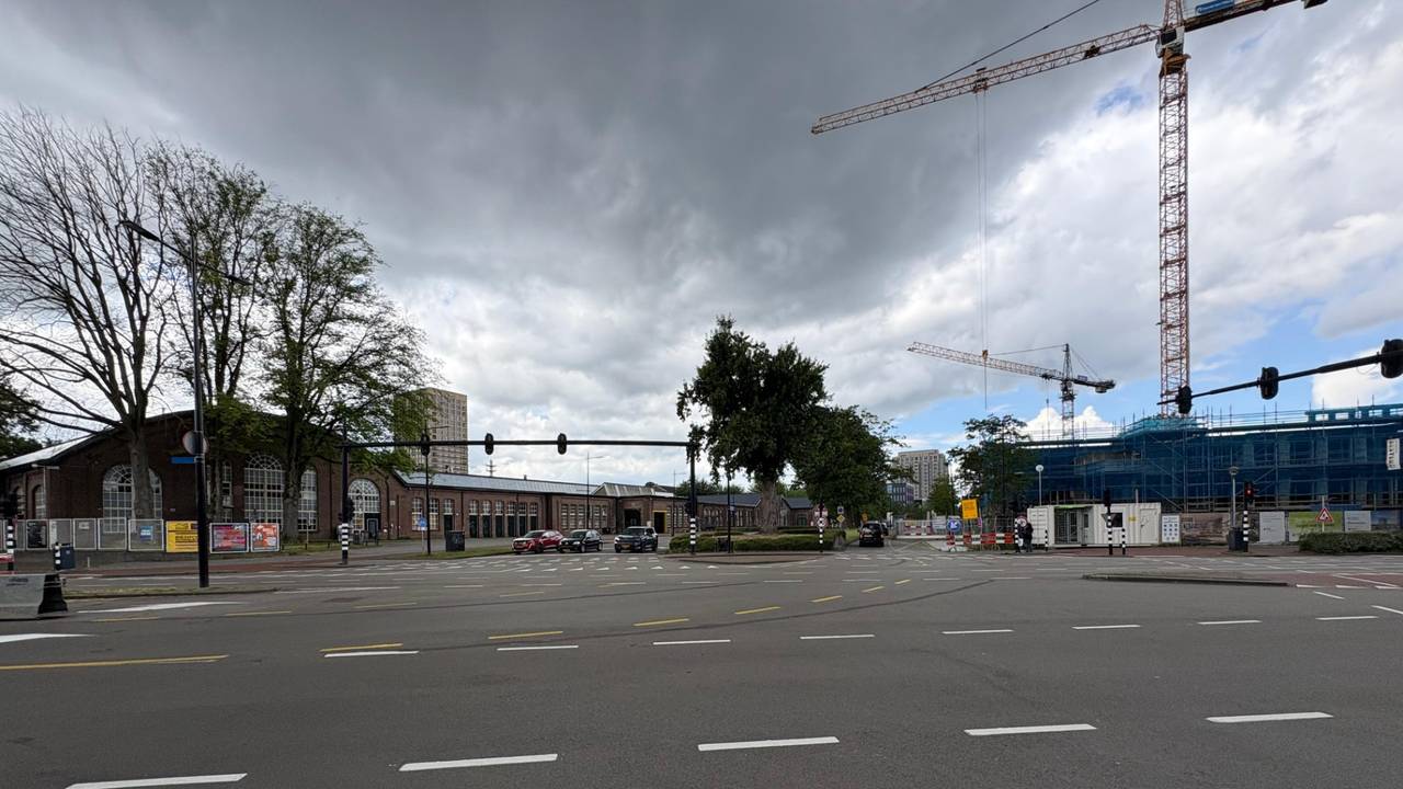 De kruising tussen het NS-plein en Burgemeester Broxlaan in Tilburg in 2026 (foto: Pieter Soethout).