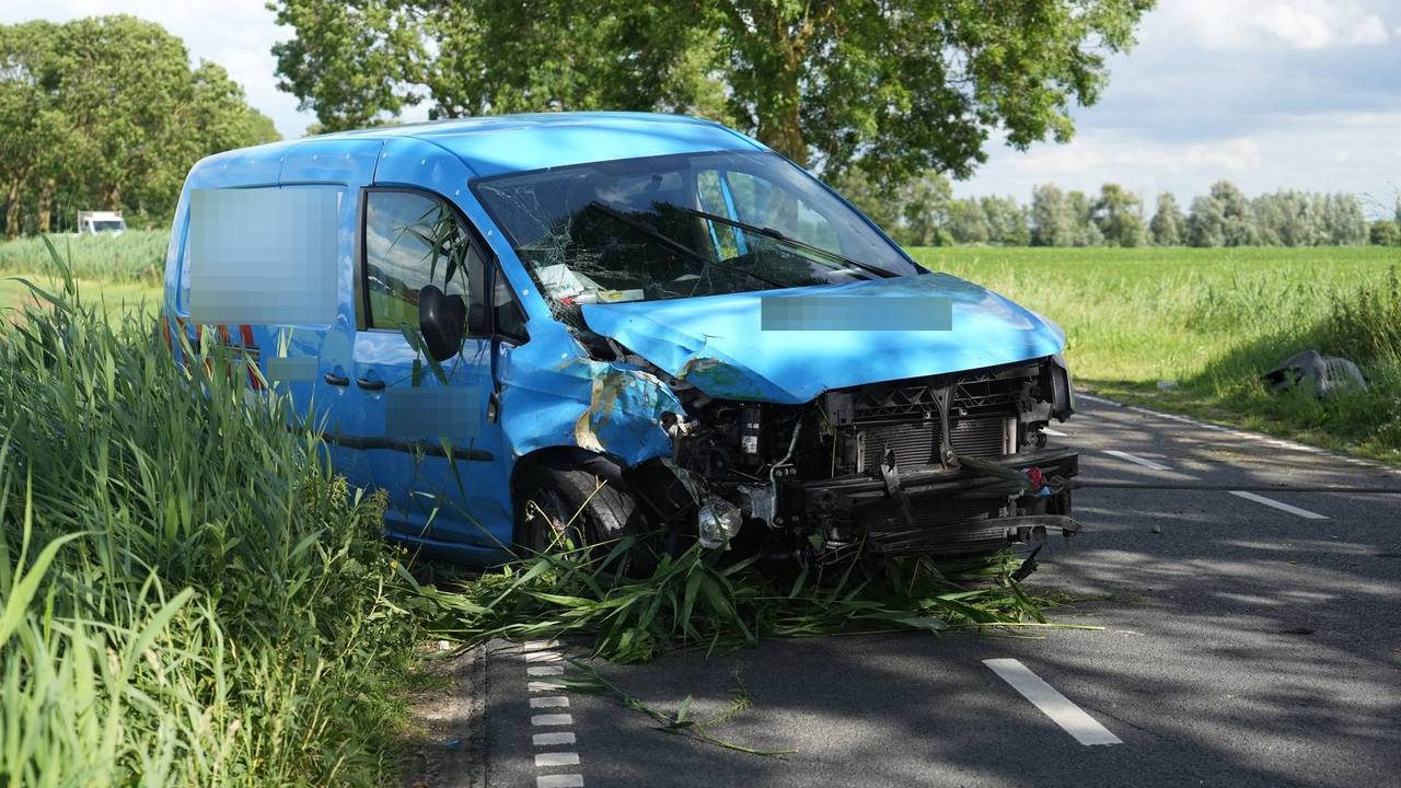 Een bestelbus raakte flink beschadigd na een botsing met een auto in Raamsdonk (foto: Jeroen Stuve/Persbureau Heitink).