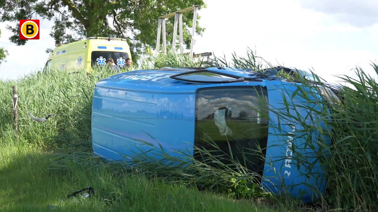 Auto en bestelbus botsen in Raamsdonk: veel schade
