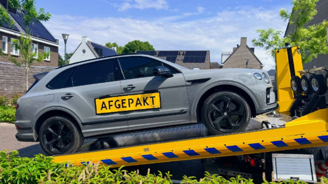 In waalre werd een auto van 300.000 euro in beslag genomen (foto: Instagram politie_wijkagenten_waalre).