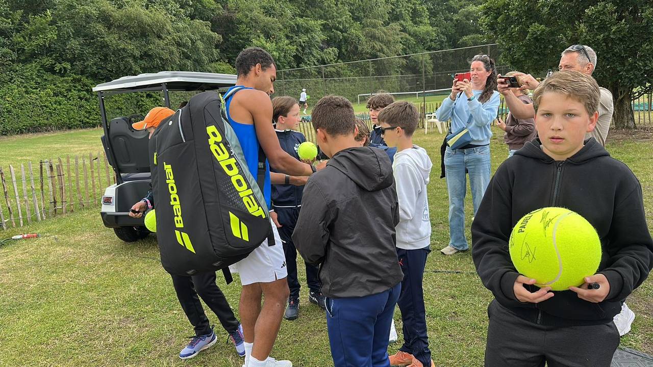 Dagje spijbelen voor jacht op handtekeningen van tennistoppers