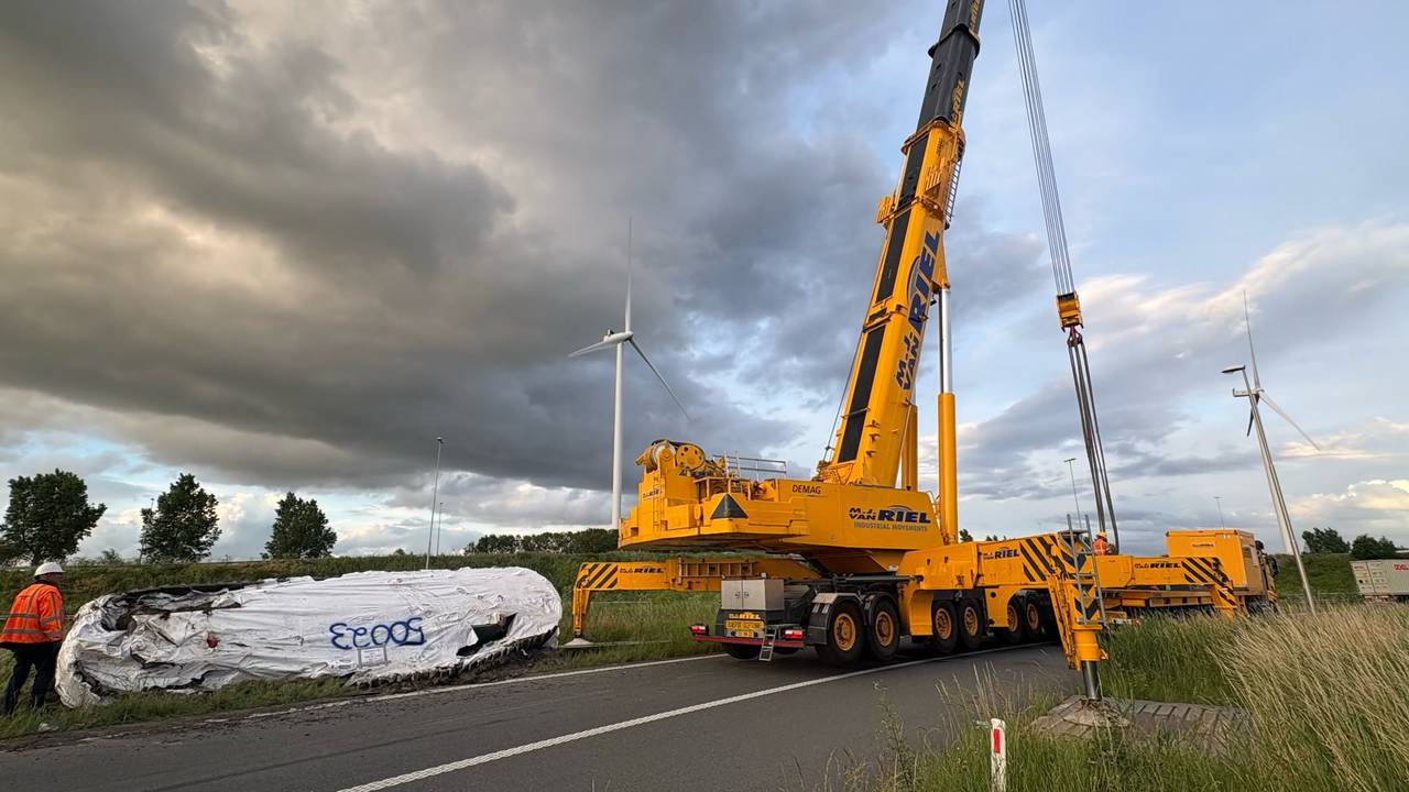 De gigantische rupsband wordt opgeruimd (foto: Rijkswaterstaat Verkeersinformatie/X).