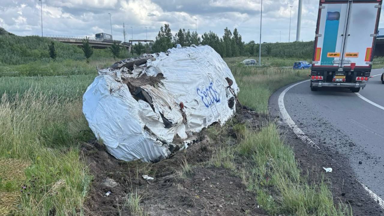 De gigantische rupsband wordt opgeruimd (foto: Rijkswaterstaat Verkeersinformatie/X).