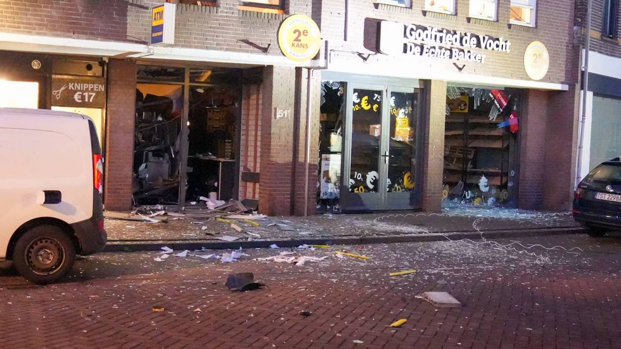 Enorme ravage na plofkraak in Helmond (foto: Harrie Grijseels/Persbureau Heitink). 