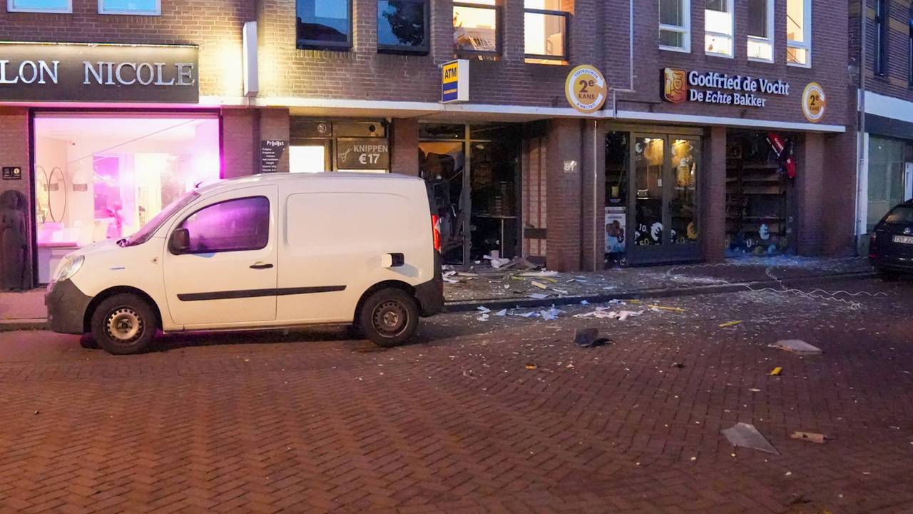 Enorme ravage na plofkraak in Helmond (foto: Harrie Grijseels/Persbureau Heitink).