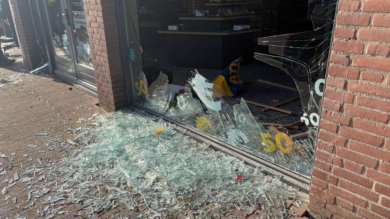 Het bord van de ATM ligt in de bakkerij (foto: Omroep Brabant).