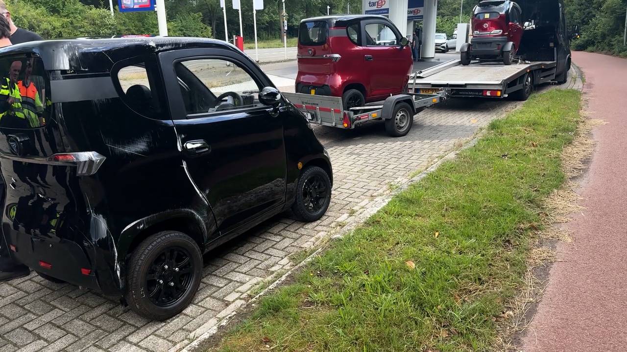 Oplegger verliest lading in Eindhoven: brommobiel valt op de weg