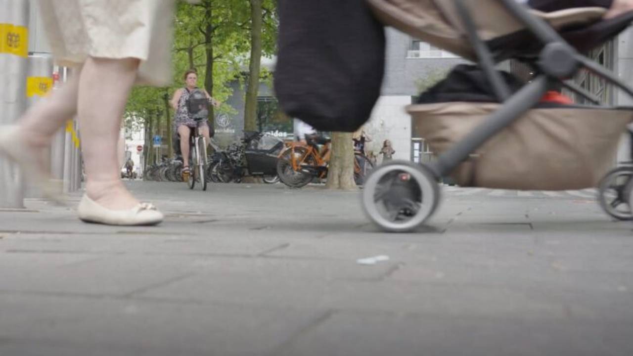 De combinatie fietsers en voetgangers op het plein zorgt voor gevaarlijke situaties. (Foto: Omroep Tilburg.)
