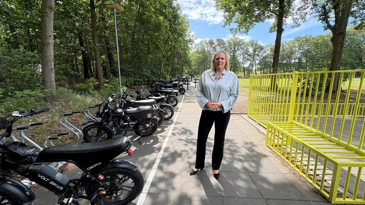 Directrice Carin Veringa bij de fonkelnieuwe fatbikestalling. (Foto: ZuidWest.)