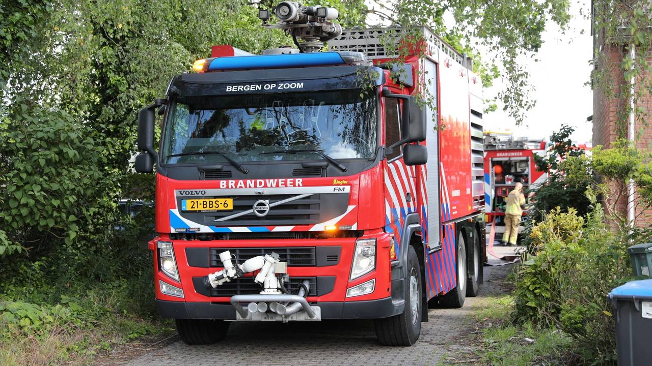 Brand op Heerlesebaan in Bergen op Zoom (foto: Christian Traets/Persbureau Heitink).