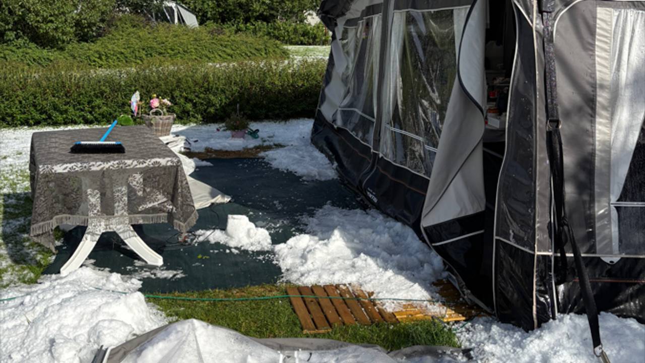 Een dag later ligt er nog steeds hagel (foto: Jan Peels).