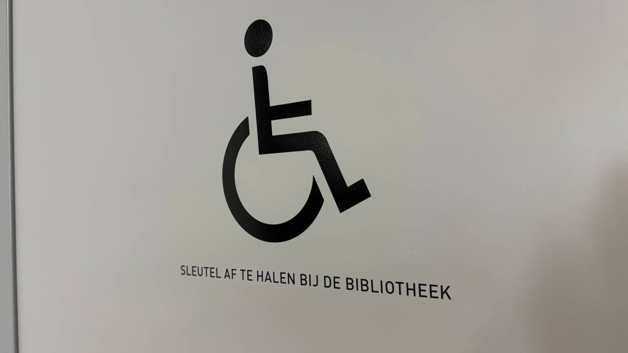 Om naar het invalidentoilet te kunnen, moet de sleutel worden opgehaald (foto: Omroep Brabant).