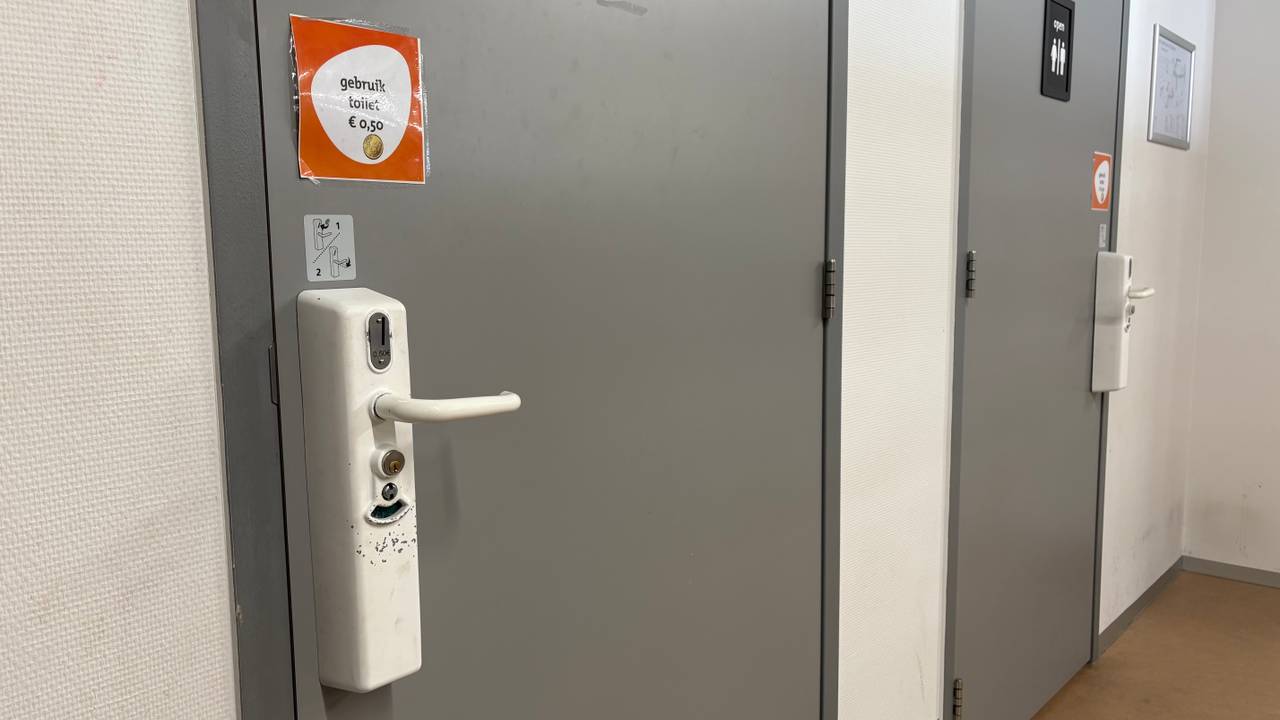 In de deur moet 50 cent worden gegooid om naar de wc te kunnen (foto: Omroep Brabant).