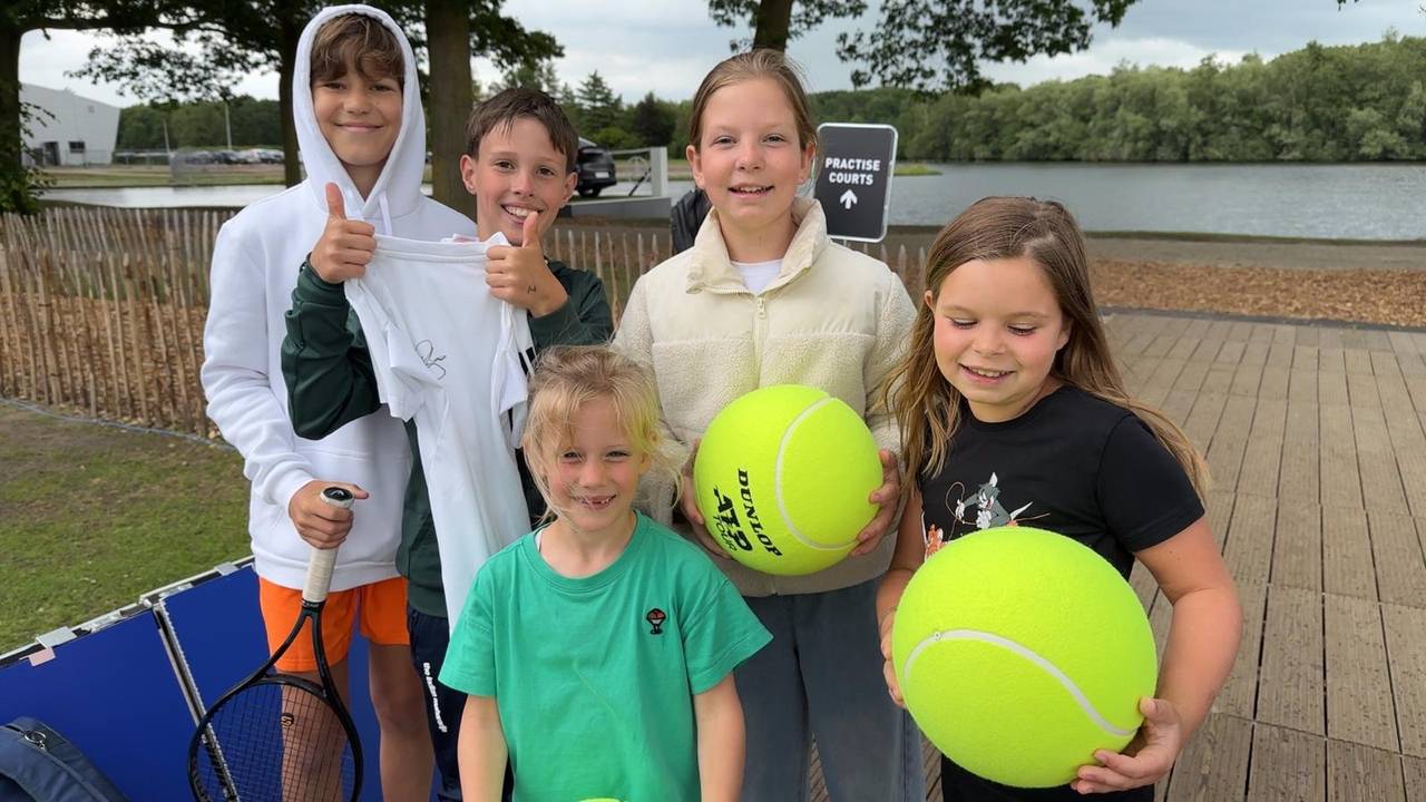 Deze kinderen hadden een vrije dag en gingen naar het tennistoernooi van Rosmalen (foto: Leon Voskamp).