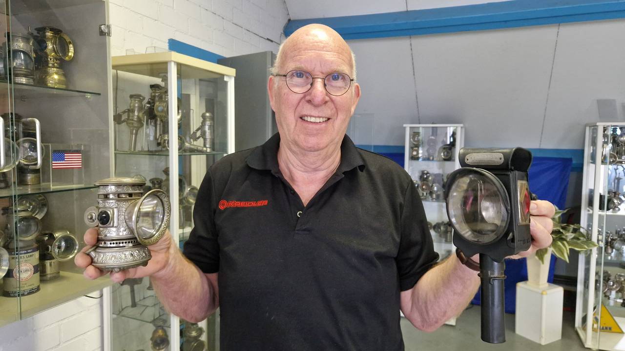 Jan Appelhof (72) uit Reek verzamelt antieke fietslampen (foto: Tom Berkers).