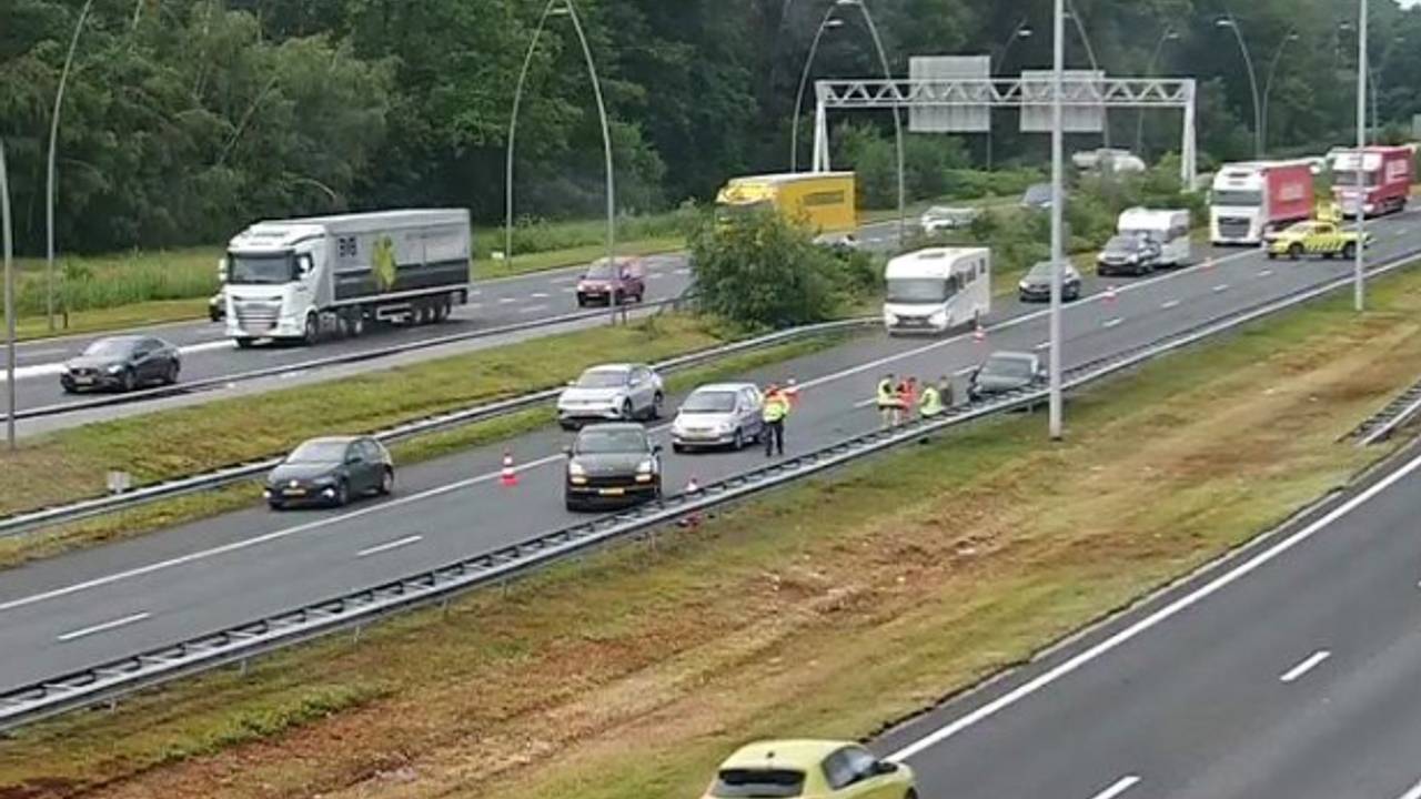 Ongeluk A2 bij Batadorp (foto: Rijkswaterstaat Verkeersinformatie / X).