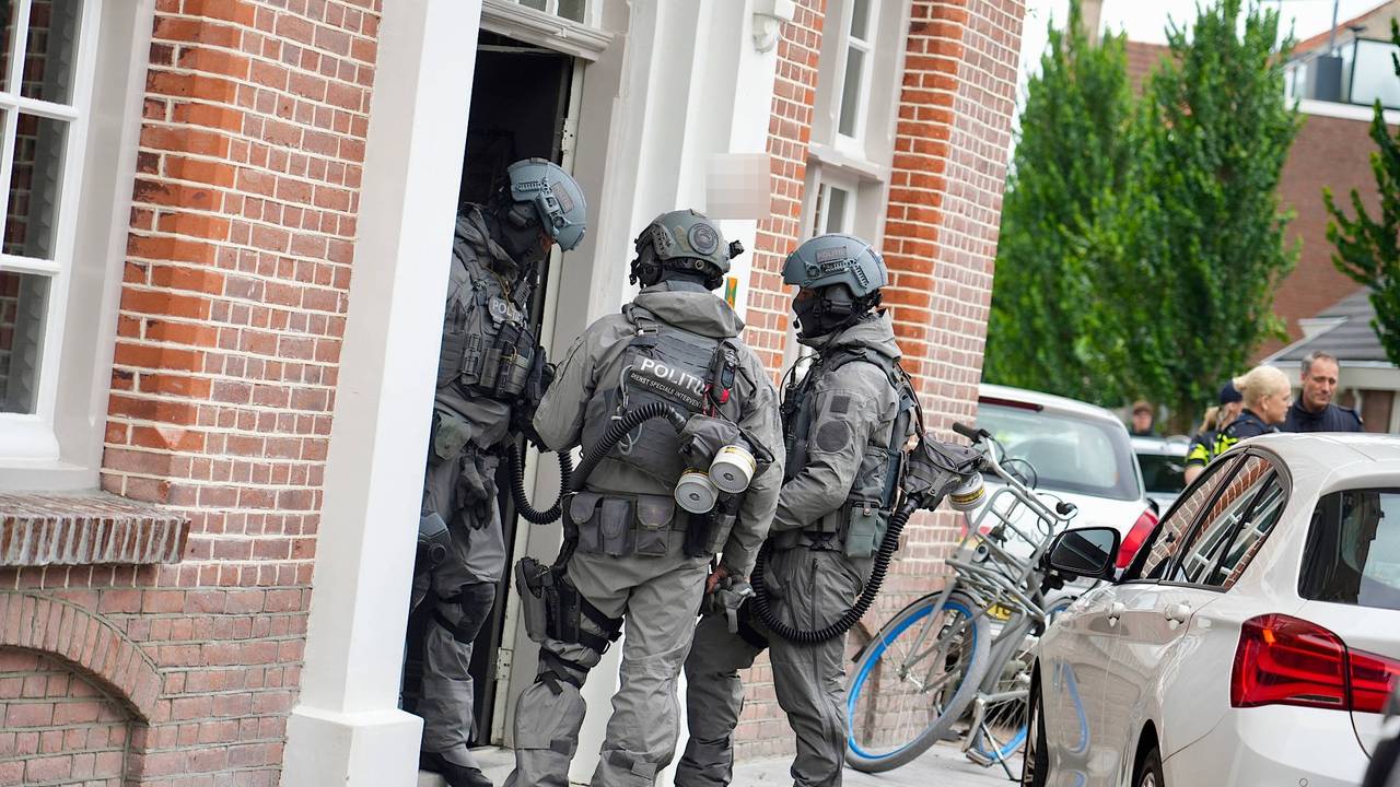 Arrestatieteam valt huis in Geertruidenberg binnen: man aangehouden