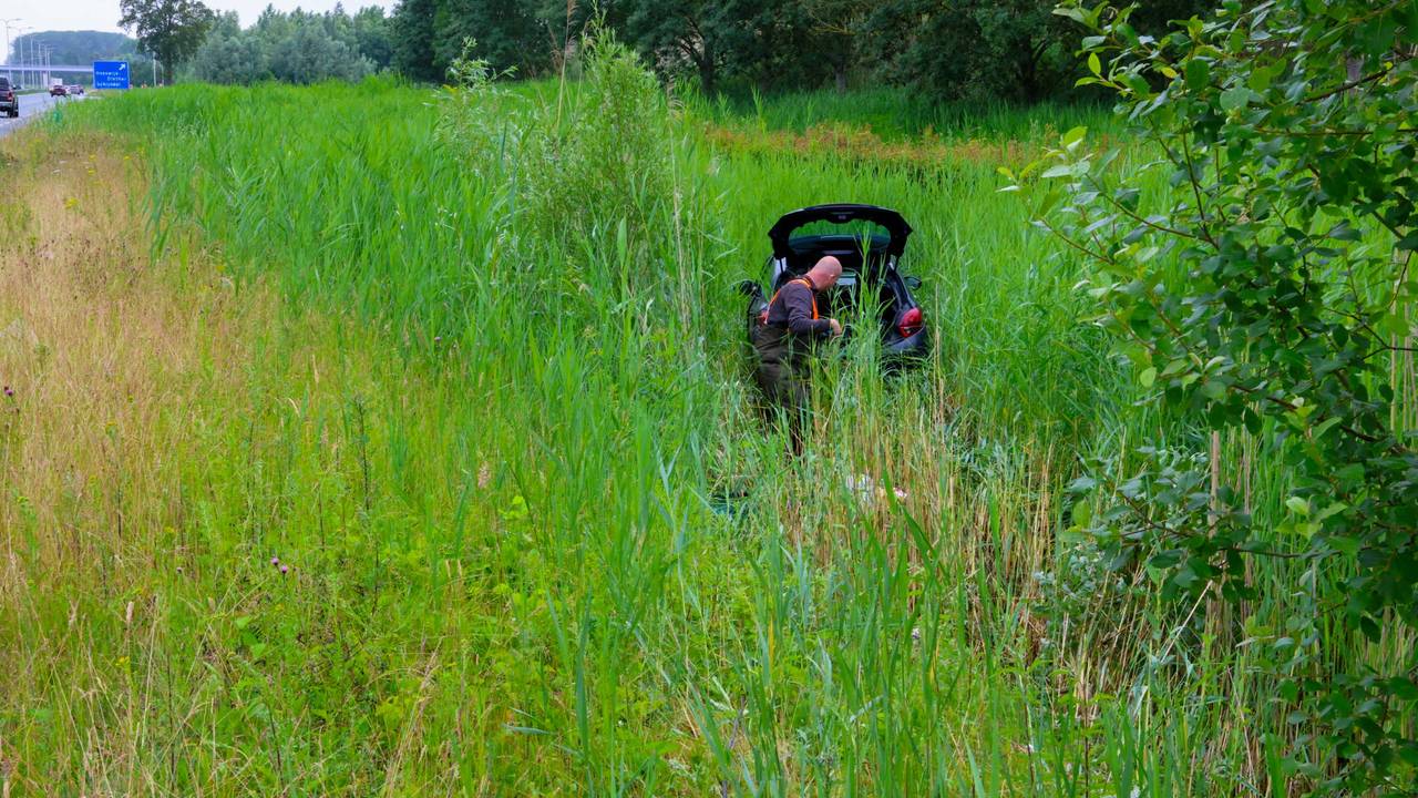 Auto rijdt paal omver en komt in sloot terecht op N279 bij Heeswijk-Dinther