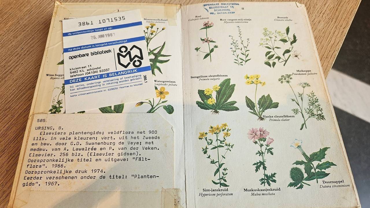 In het boek uit de jaren 70 zat nog het originele stempelkaartje (foto: bibliotheek Schijndel).