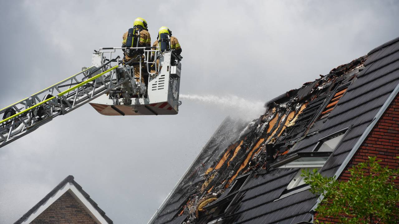 Brand verwoest dak huis Rosmalen, vermoedelijk ontstaan onder zonnepanelen