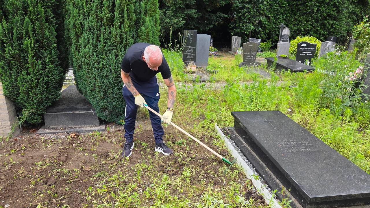 De begraafplaats wordt volgens Nicole en andere bezoekers verwaarloosd (foto: Omroep Brabant).