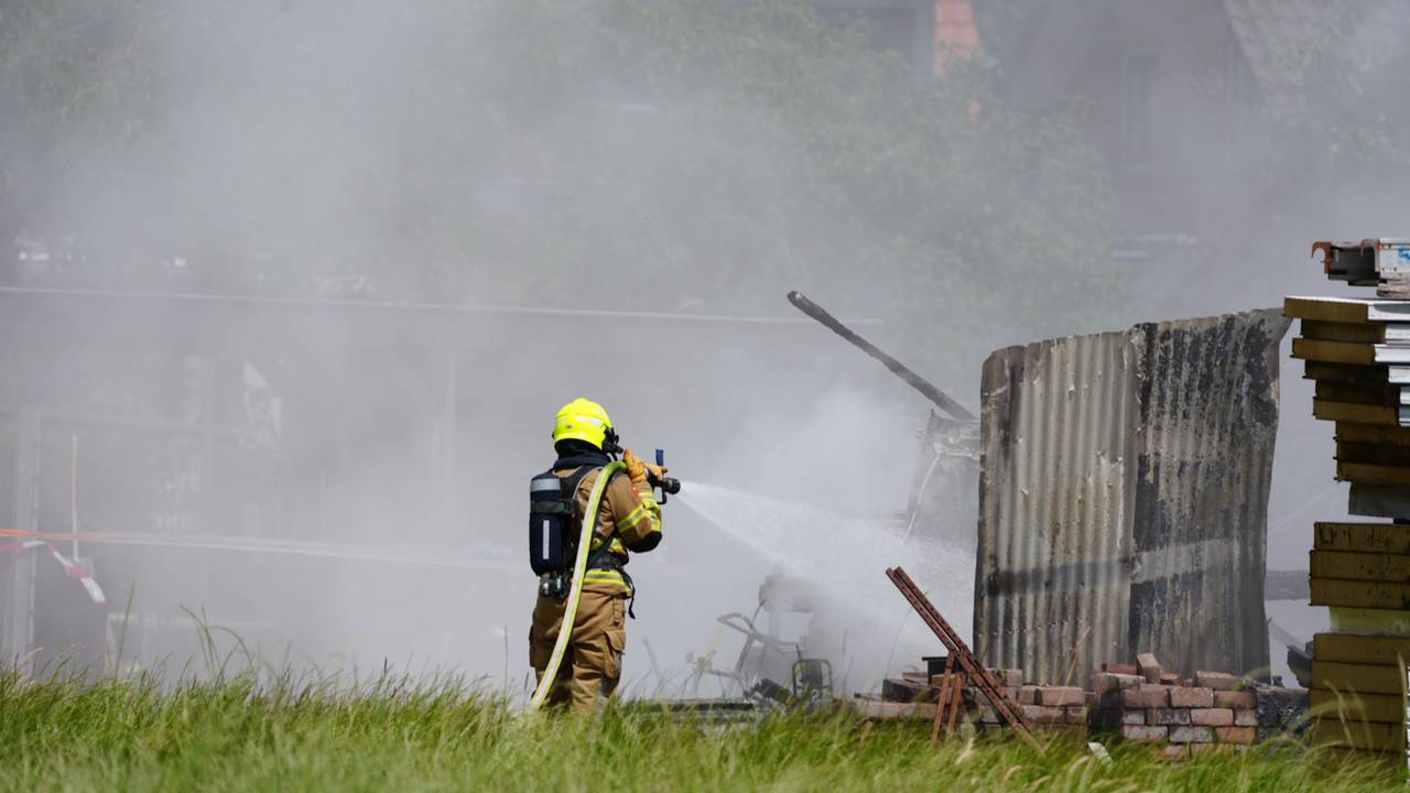 Schuurtje in brand in weiland aan Heistraat in Sprang-Capelle, mogelijk asbest vrijgekomen (foto: Erik Haverhals/Persbureau Heitink).