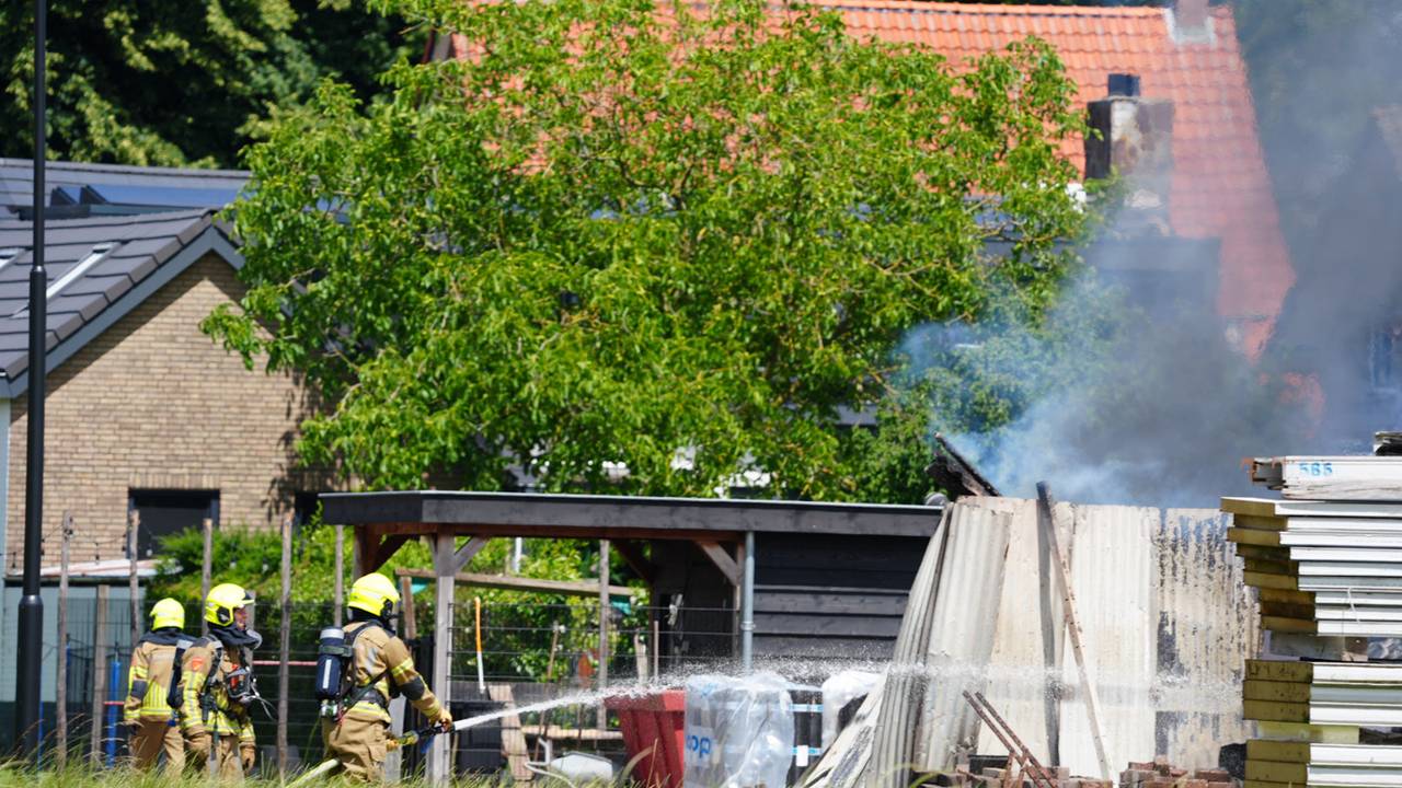 Schuurtje in brand in weiland aan Heistraat in Sprang-Capelle, mogelijk asbest vrijgekomen (foto: Erik Haverhals/Persbureau Heitink).