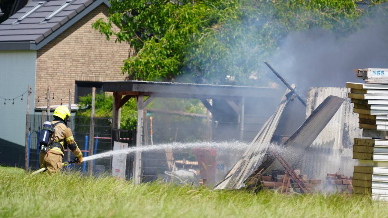 Schuurtje in brand in weiland aan Heistraat in Sprang-Capelle, mogelijk asbest vrijgekomen (foto: Erik Haverhals / Persbureau Heitink).