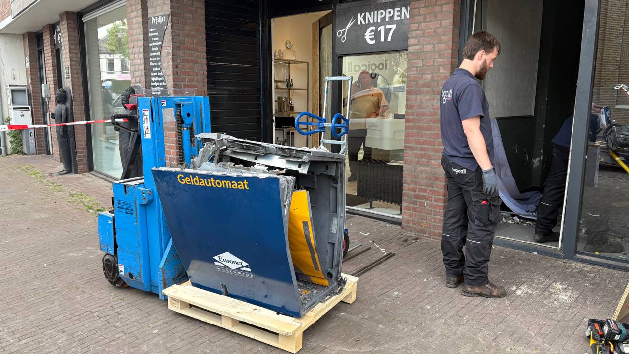 De geldautomaat staat in stukken buiten en de medewerkers zijn druk op aan het ruimen (foto: Omroep Brabant).
