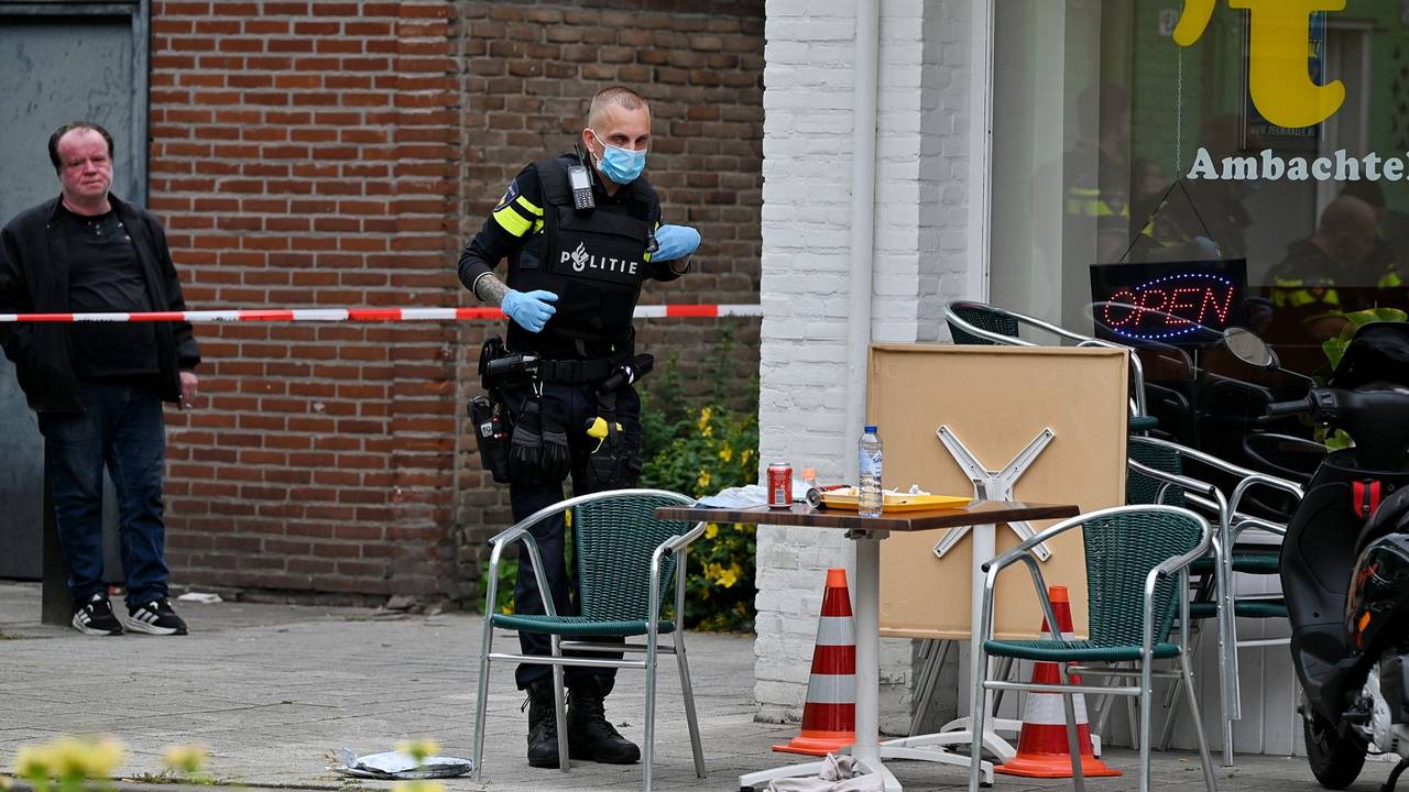 Man neergeschoten op terras van frietzaak (foto: Persbureau Heitink).