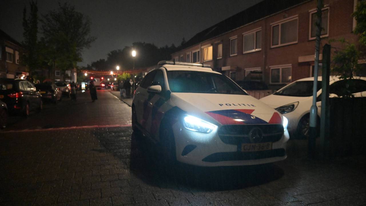 De politie doet onderzoek aan de Wilgenbroek in Breda (foto: Perry Roovers/Persbureau Heitink).