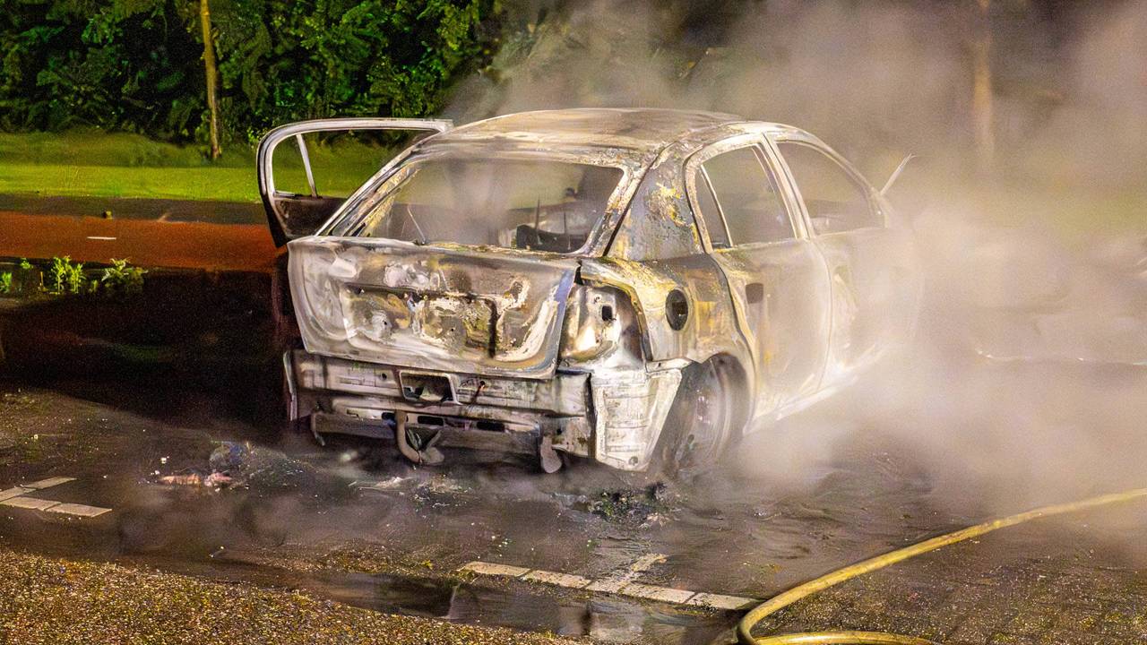Van de auto in Helmond bleef weinig over (foto: Harrie Grijseels/Persbureau Heitink).