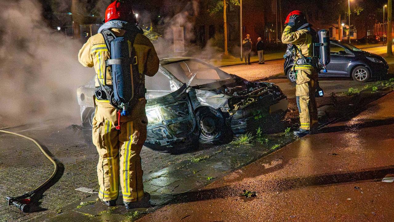 De brand aan de straat kasteel Noord in Helmond is al de vijfde autobrand in Helmond in tien dagen tijd (foto: Harrie Grijseels/Persbureau Heitink).