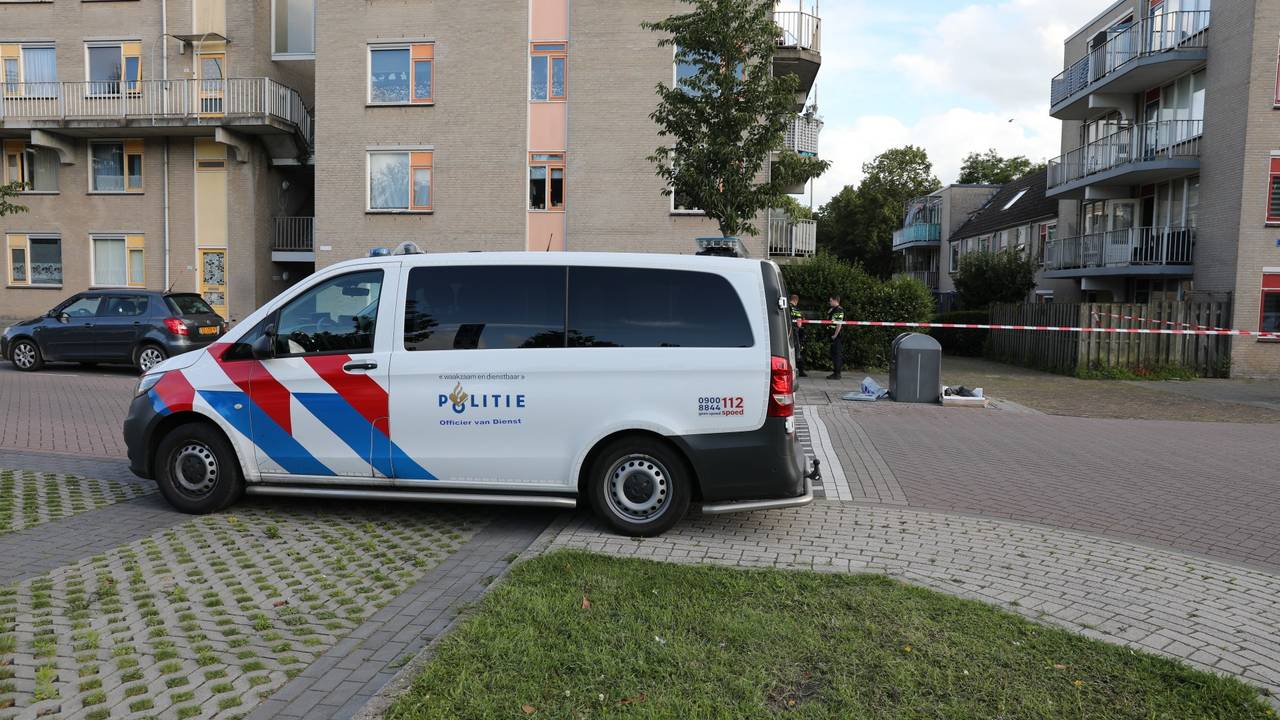 Politie doet onderzoek aan Wilhelminaveld in Bergen op Zoom na mogelijke schoten (foto: Christian Traets / Persbureau Heitink).