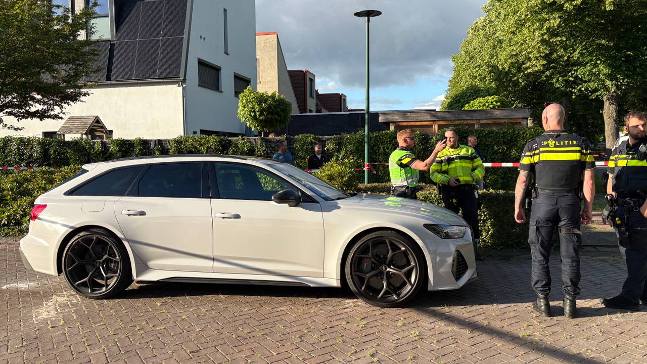 De auto waar inzittenden uit gevlucht zouden zijn (foto: Jeroen Stuve / Persbureau Heitink). 
