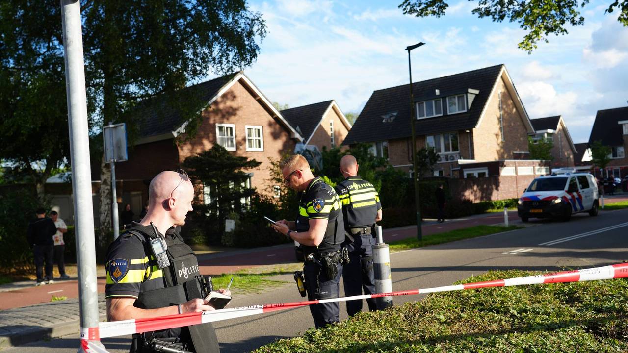 Dongen liep vol met agenten die op zoek waren naar verdachten van mogelijke schietpartij (foto: Christian Traets / Persbureau Heitink). 