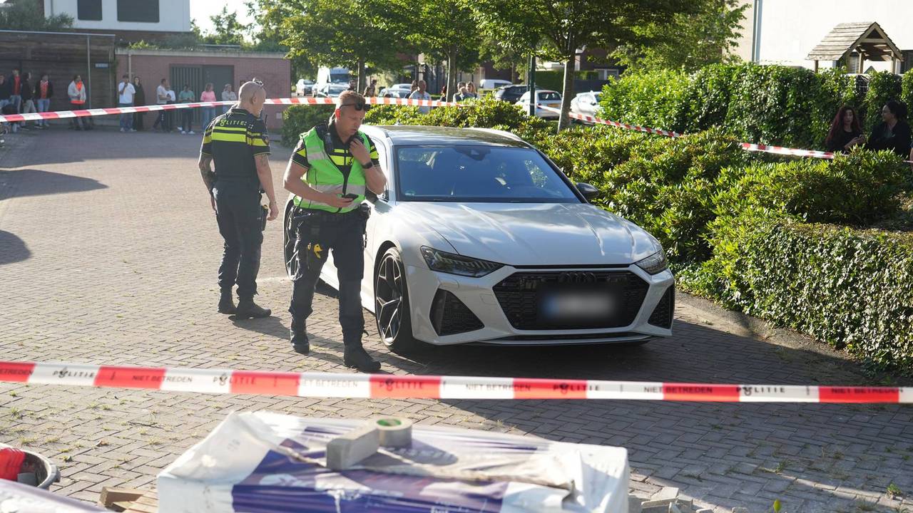 Verdachten vluchtten uit deze auto met Duitse kentekenplaten (foto: Jeroen Stuve / Persbureau Heitink). 
